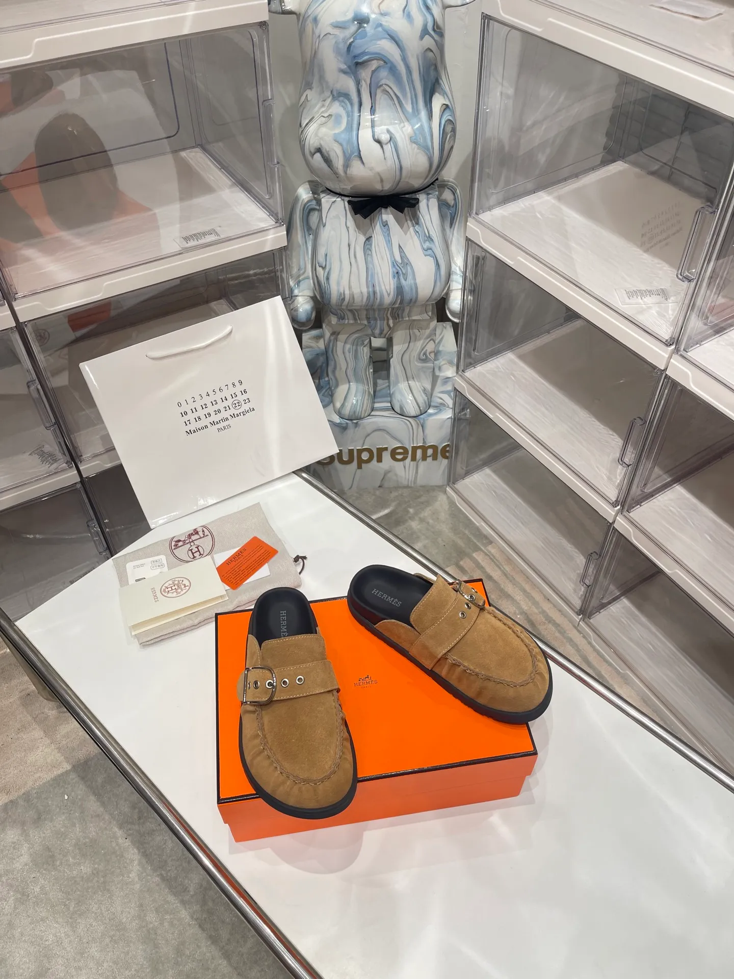 [H Family Hermès] P: 540💰 Size: Male 39-44 (45 46 customized) Female 35-40 (41 42 customized) HERMES Hermès latest kelly buckle couple style Birkenstock slippers, classic family language design! It looks good no matter how you match it! Casual and high-end feeling, the comfort is also great, paired with a variety of colorful socks, it gives a trendy and high-end feel ●Upper: imported cow suede ●Inner: imported sheepskin ●Foot pads: imported mixed sheepskin ●Outsole: Tpu non-slip and wear-resistant outsole